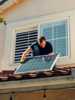 Montage einer Solaranlage auf dem Vordach.